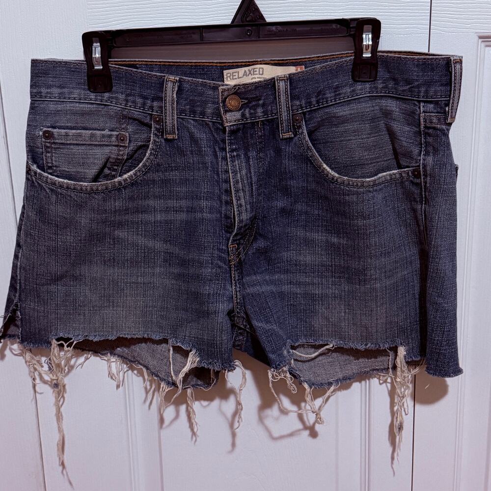 Levi’s 559 32W cutoff distressed shorts SEE ACTUAL MEASUREMENTS relaxed fit